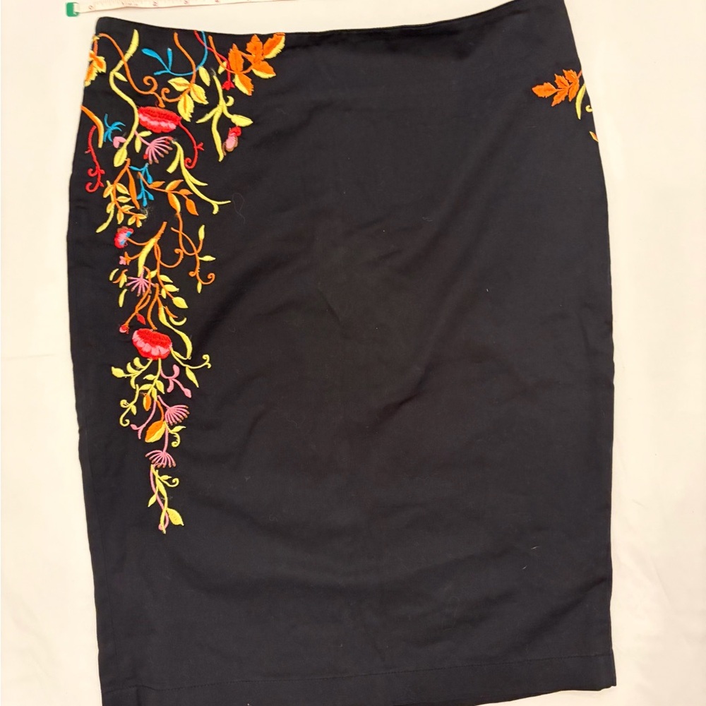 Vibrant Floral Embroidered Cotton Pencil Skirt (6) - Picture 4 of 8